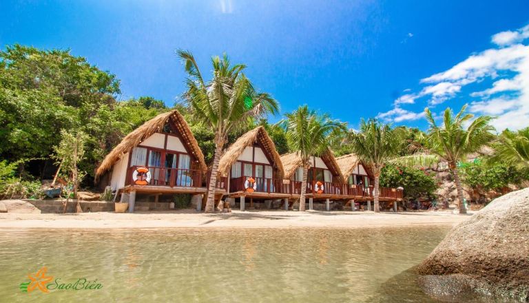 Tại Starfish Cam Ranh, du khách sẽ được trải nghiệm một không gian nghỉ dưỡng độc đáo với những chiếc chòi gỗ hình tam giác được đặt ngay trên bãi cát