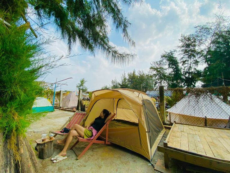 Ngoài các căn phòng nghỉ đầy đủ tiện nghi, homestay tại Cần Giờ còn cho thuê lều cắm trại với giá ưu đãi chỉ 200.000đ/lều