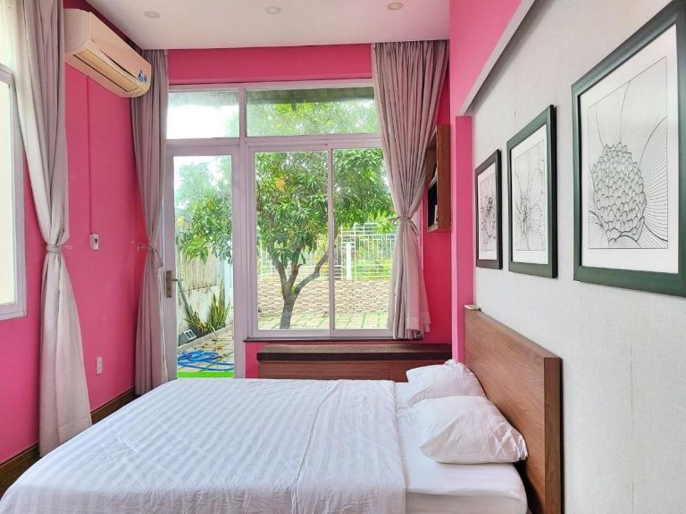 Với phòng Deluxe Giường Đôi, giá chỉ từ 600 000đ/đêm, du khách sẽ được trải nghiệm không gian nữ tính với tông màu hồng nhẹ nhàng.