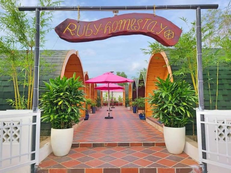 Với vị trí tại số 121 Thạnh Thới, Long Hòa, Cần Giờ, TP.HCM, Ruby Homestay đã được nhiều du khách lựa chọn làm điểm đến nghỉ dưỡng hàng đầu nhờ chất lượng phục vụ tuyệt vời.