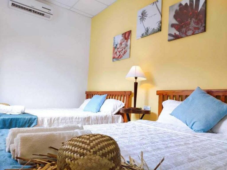 Phòng nghỉ view biển được trang bị đầy đủ tiện nghi tại homestay (Nguồn: Facebook.com)