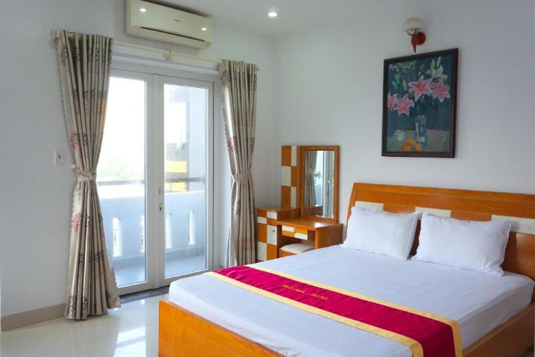 Phòng nghỉ homestay Cù Lao Chàm thiết kế cửa sổ và ban công rộng rãi, cho du khách không gian nghỉ ngơi thoáng mát (Nguồn: Internet)