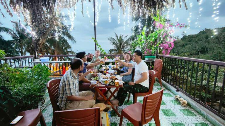 Du khách thưởng thức lẩu nướng ngay trên nhà hàng của homestay Cù Lao Chàm (Nguồn ảnh: Booking)