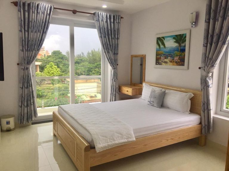 Phòng ngủ tại Hạnh Ly homestay Cù Lao Chàm sạch sẽ, thoáng mát khi được trang bị 2 cửa sổ (Nguồn: Faceboo.com)