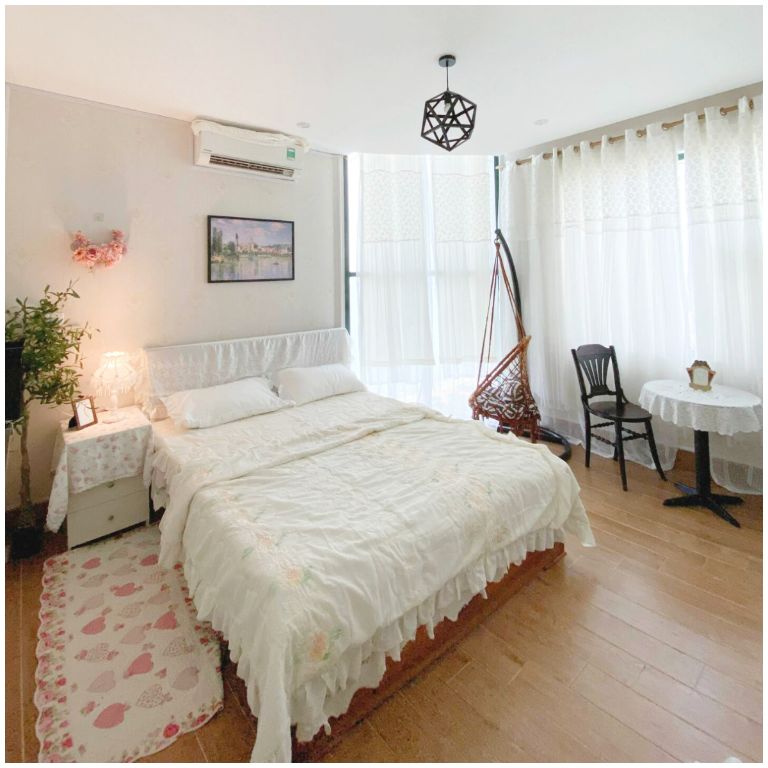 Nội thất trong phòng ngủ được trang trí đẹp mắt như phòng ngủ của công chúa. (Nguồn: Airbnb.com.vn)