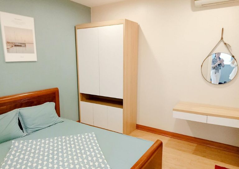 Phòng ngủ được trang trí đơn giản với sắc màu xanh pastel tươi mát, mang đến không gian thư giãn và thoải mái. (Nguồn: Facebook.com)
