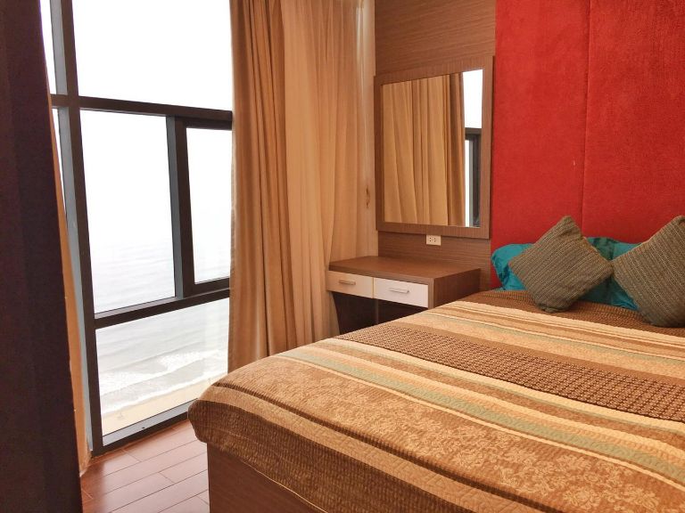 Hai phòng ngủ cũng được thiết kế theo lối kiến trúc đồng nhất với phòng khách, tạo sự nhất quán và tinh tế trong không gian sống. (Nguồn: Facebook.com)