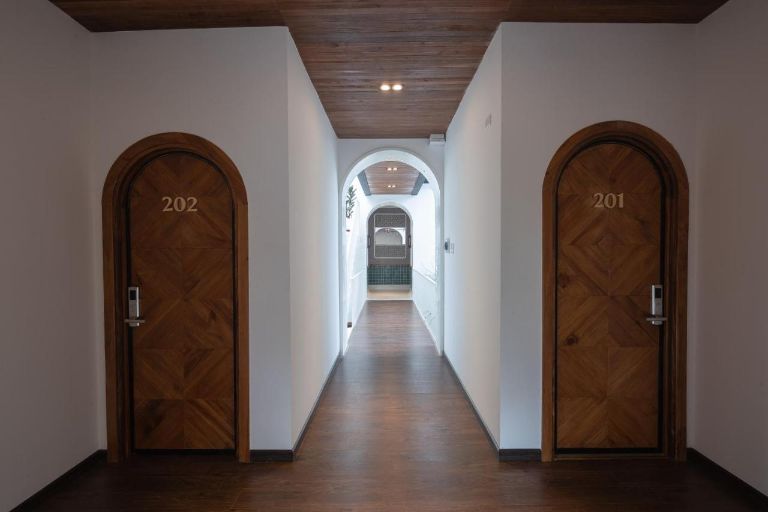 Hệ thống cửa hình vòm cùng màu gỗ cùng sàn gỗ cùng màu kiến tổng thể trở nên hài hòa và bắt mắt hơn (nguồn: www.booking.com)