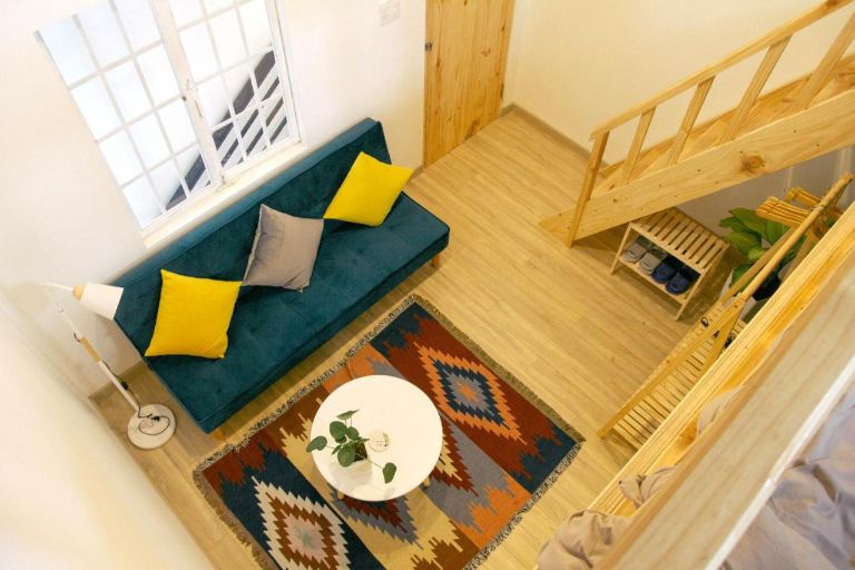 Phòng Màu với nội thất hoàn toàn bằng gỗ cũng là lựa chọn yêu thích của nhiều du khách đam mê thiết kế tối giản (nguồn: www.booking.com)