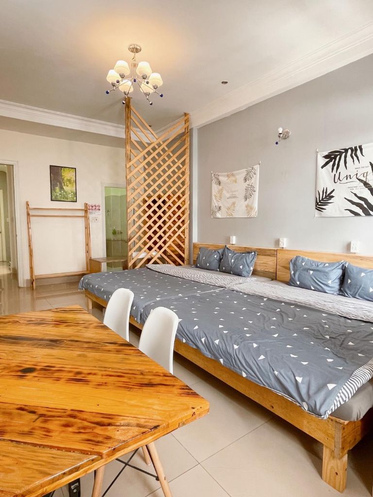 Không gian homestay được chủ nhân thiết kế theo tông màu chủ đạo trắng, mang đến cảm giác tinh tế và thanh lịch. (nguồn: www.booking.com)