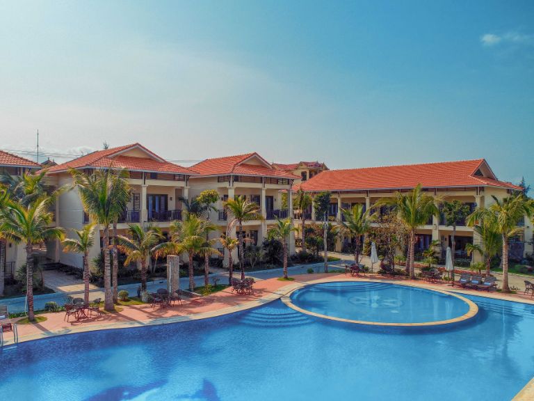 Manli Resort Quảng Bình ở 379 Trương Pháp, Quang Phú, Đồng Hới, Quảng Bình, chỉ cách bãi biển Nhật Lệ 100m 
