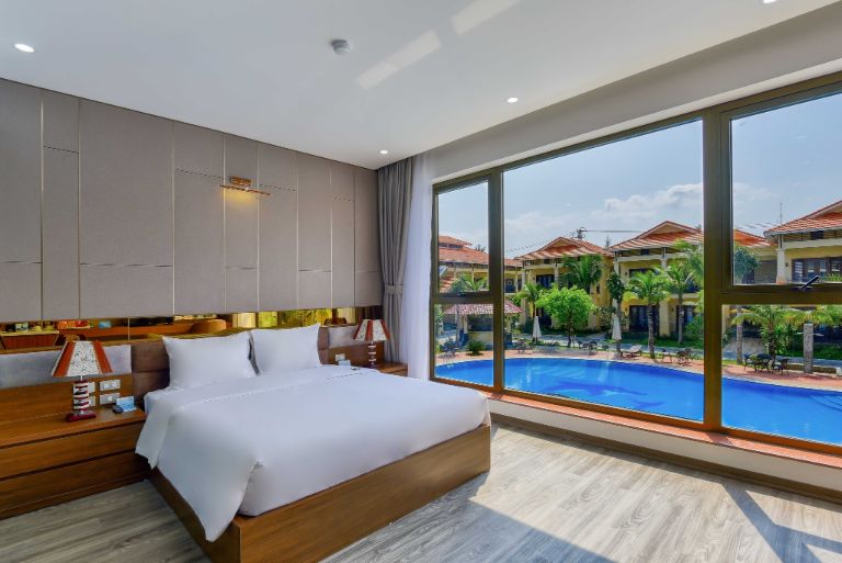 Du khách cũng có thể lựa chọn phòng giường đôi cực lớn và phòng 2 giường đơn đều nhìn ra hồ bơi với giá 1.045.000 đồng