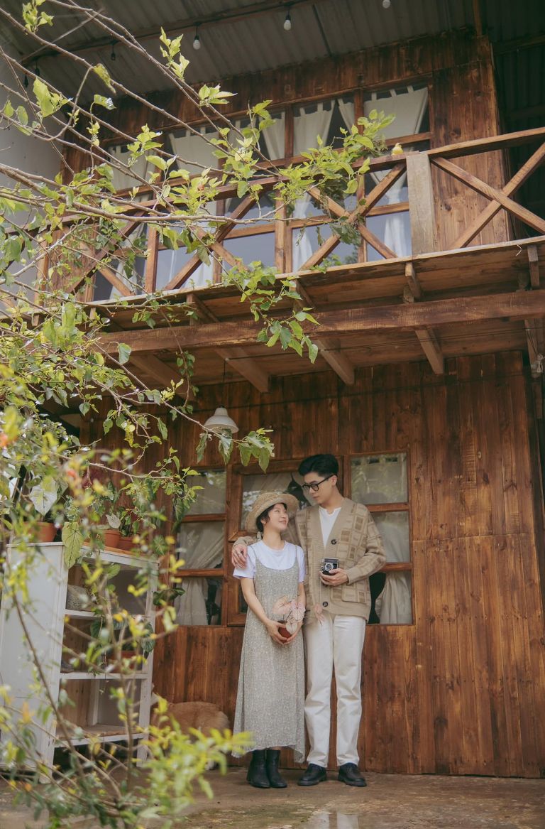Chủ homestay này đã xây dựng lại một căn nhà gỗ theo phong cách truyền thống của Đà Lạt, có mái che và ban công để ngắm nhìn toàn cảnh thiên nhiên nơi đây.