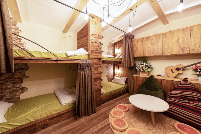 Phòng dorm tại căn homestay gần Xuân Hương này được bố trí ngăn nắp, tối giản nhưng vẫn toát lên phong cách độc đáo