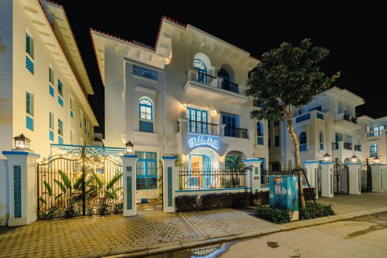Tadda Villa được xây dựng theo phong cách châu Âu nước Pháp với gam màu trắng xanh làm chủ đạo