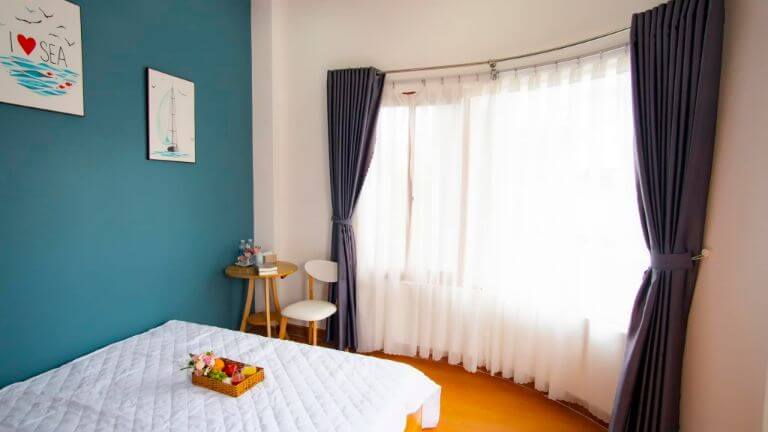 Phòng nghỉ tại homestay rộng rãi, có cửa sổ đầy nắng và nằm ở vị trí trung tâm ngắm được cả thành phố Quy Nhơn (Nguồn: Facebook.com)