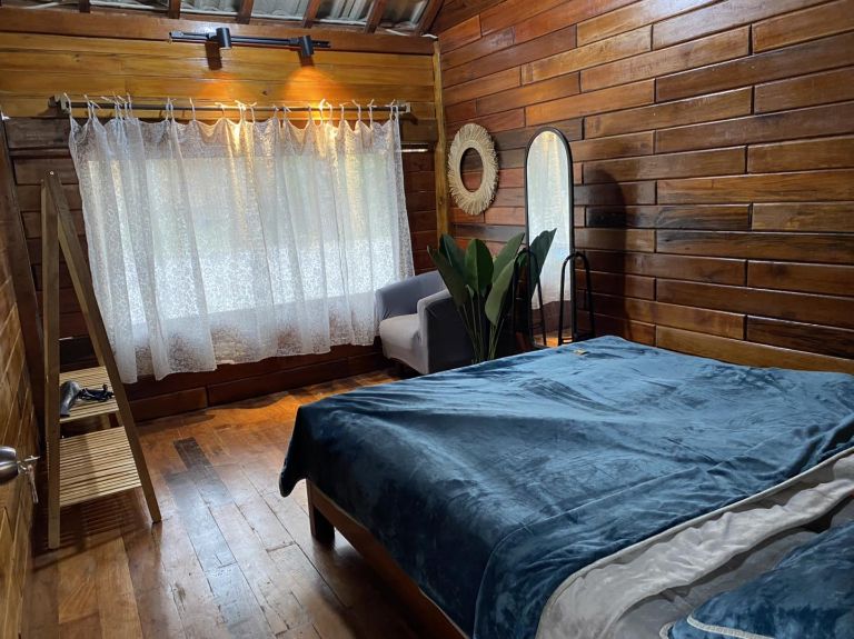 Căn nhà gỗ tại Chàng Thương homestay Măng Đen mang đến cho du khách những căn phòng nghỉ ấm cúng và có mức giá tiết kiệm hơn.