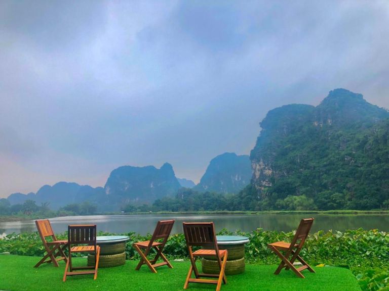 Homestay Ninh Bình này nằm ngay cạnh hồ và núi đá nên phong cảnh thiên nhiên vô cùng nên thơ, hữu tình