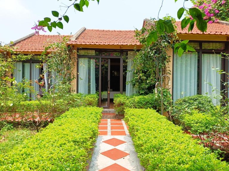 Phòng nghỉ được xây dựng thành các căn bungalow nhỏ xinh, bên ngoài là thảm cỏ xanh mang lại bầu không khí trong lành