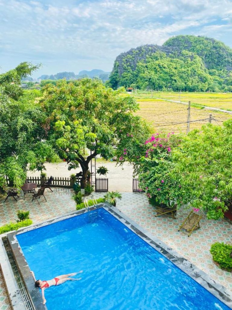 Ngay trong khuôn viên của homestay Ninh Bình, bạn có thể nhận ra hồ bơi lớn được thay nước thường xuyên