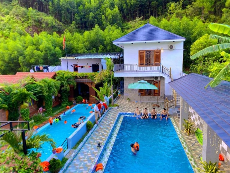 Một góc hồ bơi cực chill tại Phong Nha Hillside View Bungalow (nguồn: booking.com)