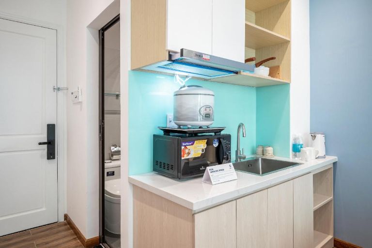 Khu bếp của mỗi phòng tại Cozrum Homes đều được trang bị đầy đủ các dụng cụ nấu nướng tiêu chuẩn, giúp cho khách hàng có thể tự nấu ăn và tận hưởng những món ăn yêu thích.