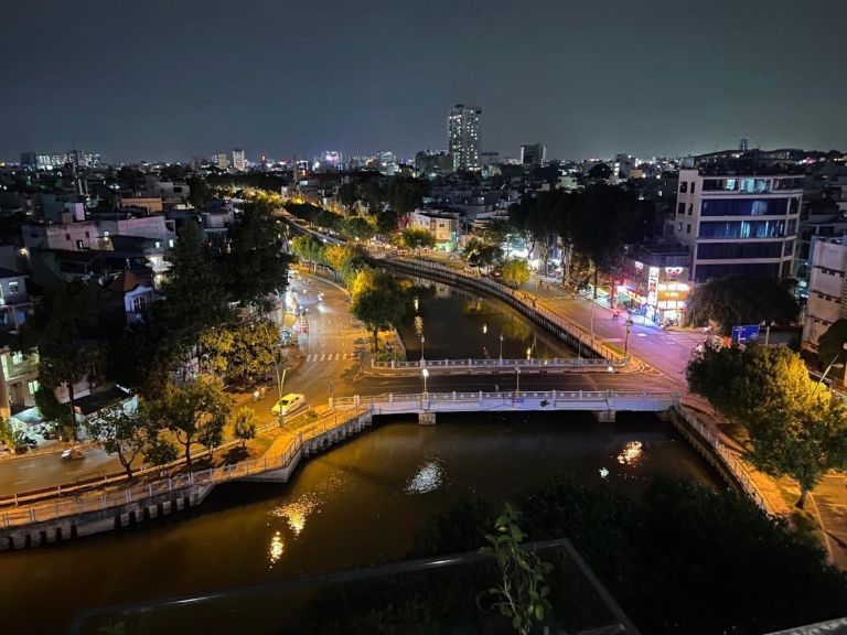 View thành phố khi nhìn từ phòng nghỉ của homestay Phú Nhuận nổi tiếng nhất Sài Gòn này về đêm khiến ai cũng phải ngỡ ngàng