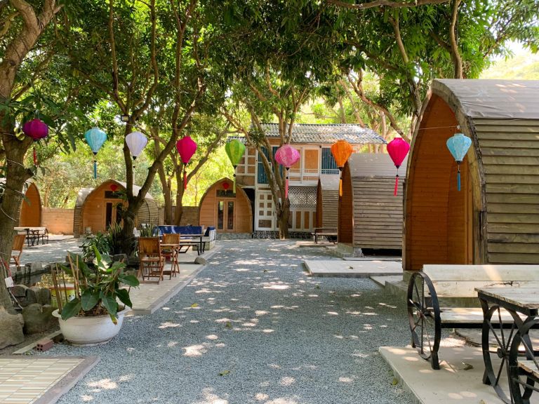 Mango Homestay được xây dựng dưới vườn xoài 40 năm tuổi với thiết kế bungalow gỗ độc đáo
