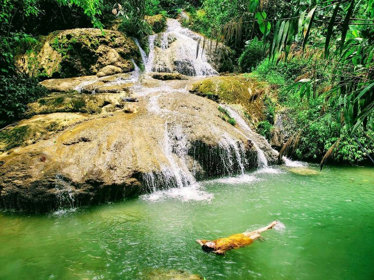 Ngâm mình trong dòng nước trong xanh của thác Hiêu là hoạt động mà du khách không nên bỏ lỡ khi lưu trú tại homestay này.