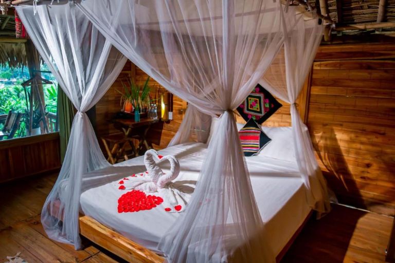 Phòng nghỉ với không gian được bài trí lãng mạn dành cho khách thuê phòng là các cặp đôi khi đến với homestay Pù Luông.