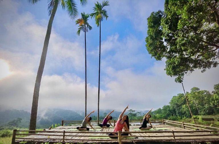 Tận hưởng những khoảnh khắc nghỉ dưỡng tuyệt vời tại sân tập yoga ngoài trời của Lua homestay Pù Luông.