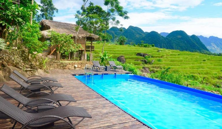 Bể bơi với view trực diện nhìn ra thung lũng, mang đến cho du khách những góc sống ảo cực chill.