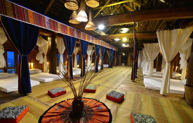 Phòng nghỉ tập thể rộng rãi với 12 giường đơn dành cho khách lẻ và các nhóm khách du lịch phượt.