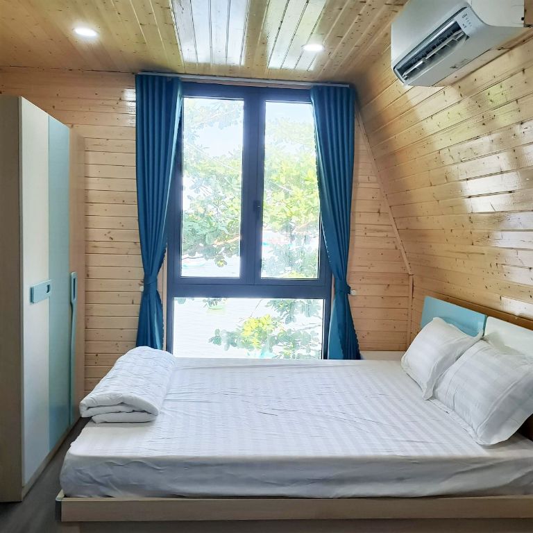 Phòng ngủ nhỏ nhắn, xinh xắn có cửa sổ hướng ra bãi biển. (Nguồn: Google.com)