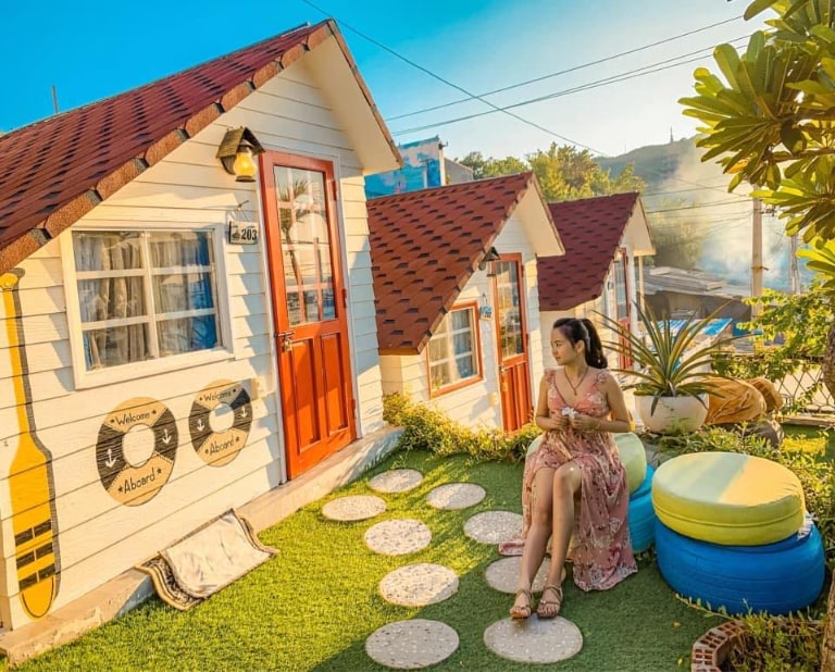 La Beach House nằm ngay tại làng chài Nhơn Lý. Một ngôi làng hot hit với các góc check-in bích hoạ độc đáo. (nguồn: facebook.com)