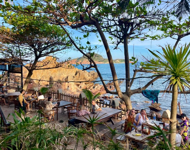Điểm nổi bật nhất của homestay nằm ở nhà hàng sân vườn mang tên Big Tree Bistro với view sát biển cực đỉnh (nguồn: www.facebook.com)