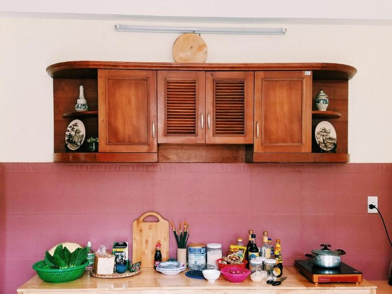 Khu bếp chung của căn homestay Tân Bình Sài Gòn này cũng được bố trí đầy đủ tiện nghi, có thể lưu trú dài ngày mà không gặp bất kỳ vấn đề gì