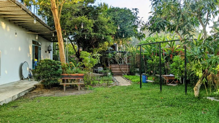 Khu vườn phía sau được trồng các loại cây trái, rau xanh và cũng là không gian vui chơi danhg cho trẻ em.