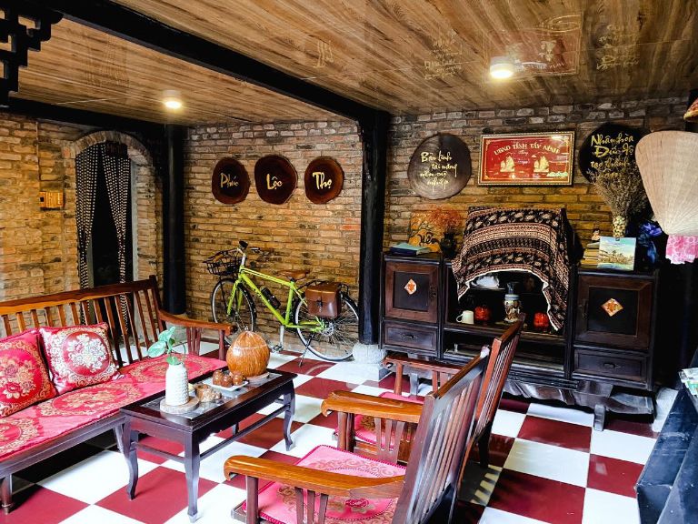 Phòng nghỉ VIP dành cho gai đình có khu vực phòng khách rộng rãi, đậm nét kiến trúc nhà Ông Hội Đồng.