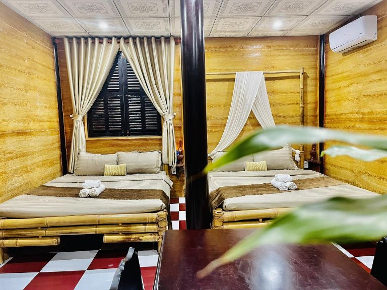 Không gian phòng nghỉ với 2 giường đôi dành cho 4 người tại cơ sở homestay Núi Bà Đen Tây Ninh.