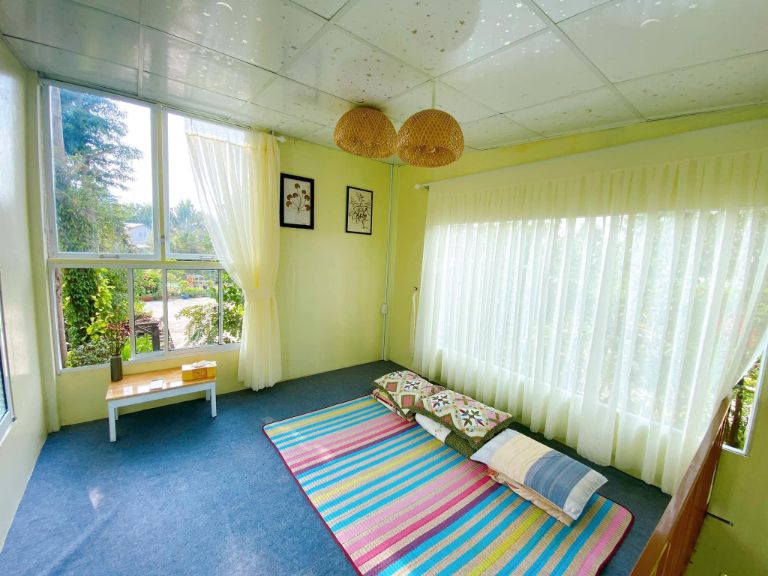 Phòng nghỉ ấm cúng tại tầng 2 của căn nhà gỗ có thể ở tối đa 4 khách.