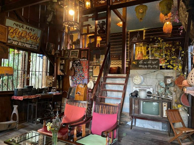Không gian quán cà phê thiết kế theo phong cách vintage của những quán cà phê Sài Gòn xưa.
