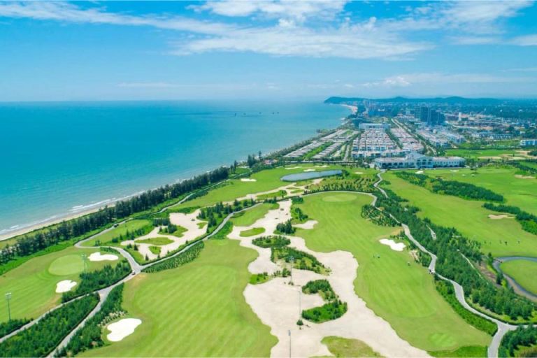 Bãi biển riêng trải dài 400m thuộc quyền quản lý của Resort, khách thuê villa homestay Thanh Hóa có thể sử dụng miễn phí bãi biển này.