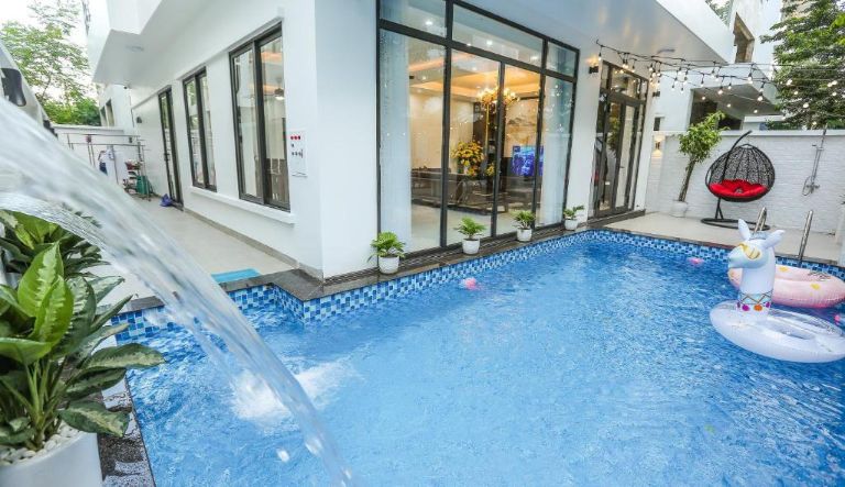 Villa có bể bơi riêng kèm thác nước và phao bơi ngay tại khu vực tầng 1.