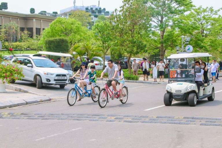 Khách thuê villa có thể sử dụng xe đạp có sẵn tại villa để di chuyển hoặc sử dụng dịch vụ đưa đón bằng xe điện của resort.