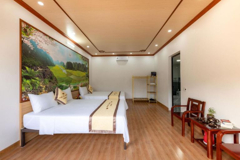 Phòng nghỉ 3 người và bungalow gia đình tại Tân Đinh Farmstay là những lựa chọn nổi bật nhất với tầm nhìn rộng mở hướng ra núi.