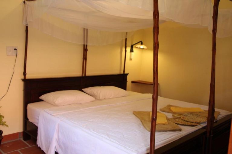 Phòng ngủ có thiết kế đơn giản không qua cầu kỳ nhưng lại mang đến cảm giác ấm cúng, gần gũi.