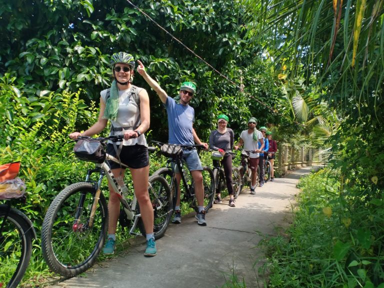Trải nghiệm đạp xe quanh homestay Tiền Giang và thăm thú những miệt vườn với mức phụ phí hợp lý.