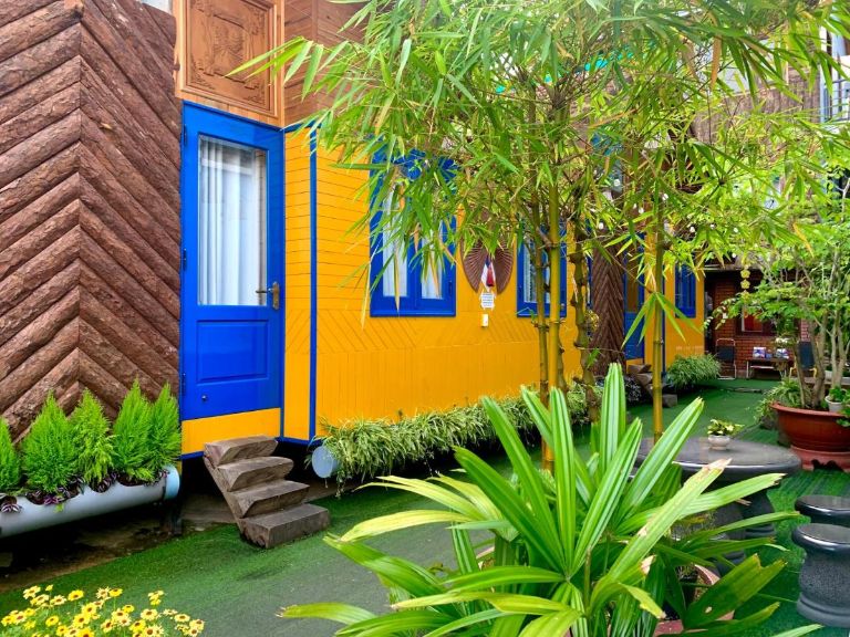 Căn hộ được thiết kế hiện đại, nổi bật với tông màu vàng xanh, thu hút sự chú ý của các bạn trẻ khi nhìn từ bên ngoài và khiến chúng muốn đến lưu trú.