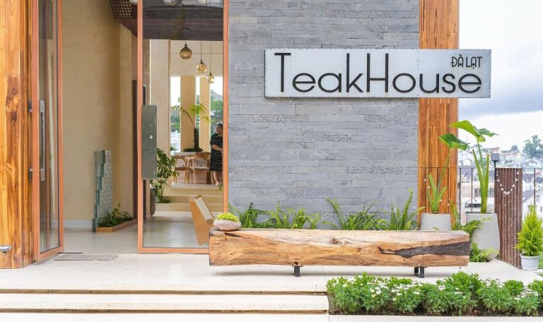 Với tổng cộng 21 phòng ngủ, mỗi phòng tại Teakhouse được thiết kế với một phong cách riêng biệt, mang lại cho du khách sự lựa chọn đa dạng